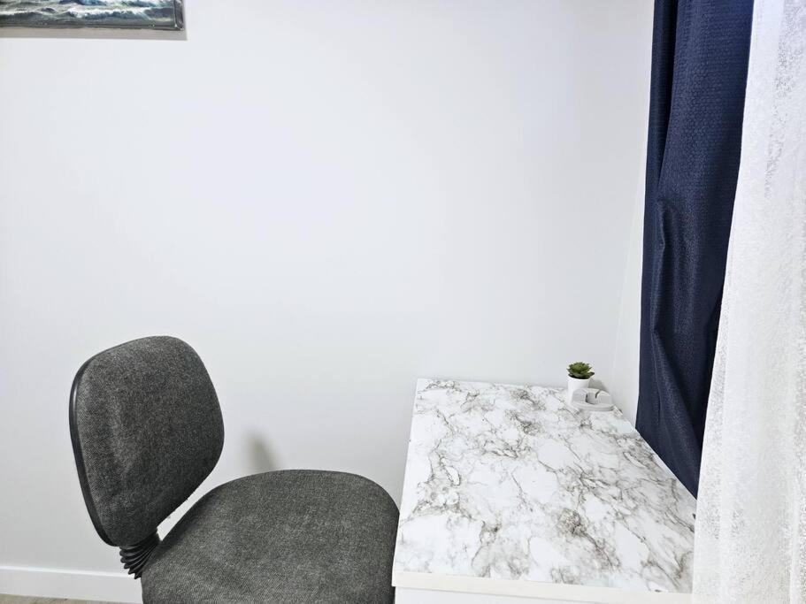 Cozy Suites In Calgary Area Balzac Esterno foto