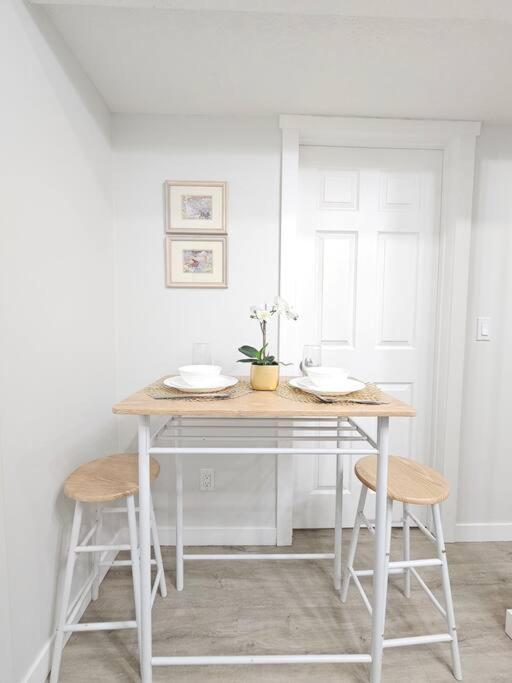 Cozy Suites In Calgary Area Balzac Esterno foto